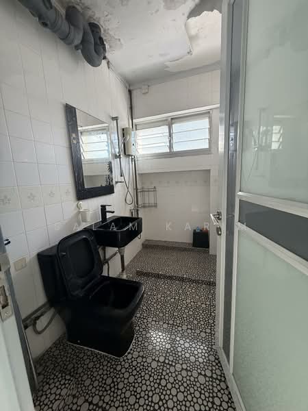576 Pasir Ris Street 53, 576 Pasir Ris Street 53, 4 Bedrooms, 1,500 sqft, HDB Flat For Rent, by Salam Karim, 500078749 - Bathroom - PropertyGuru.com.sg