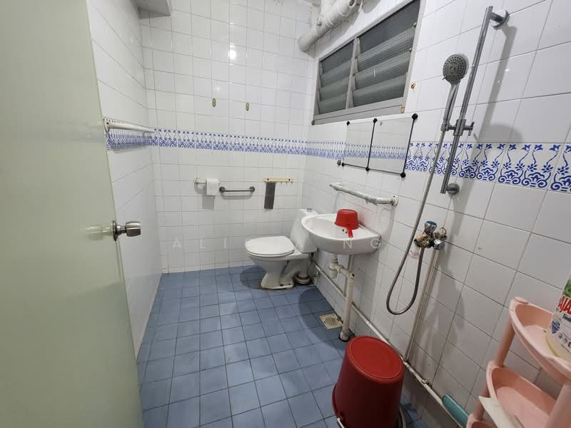 194 Pasir Ris Street 12 HDB Flat For Sale at S$ 760,000 | PropertyGuru Singapore - Bathroom