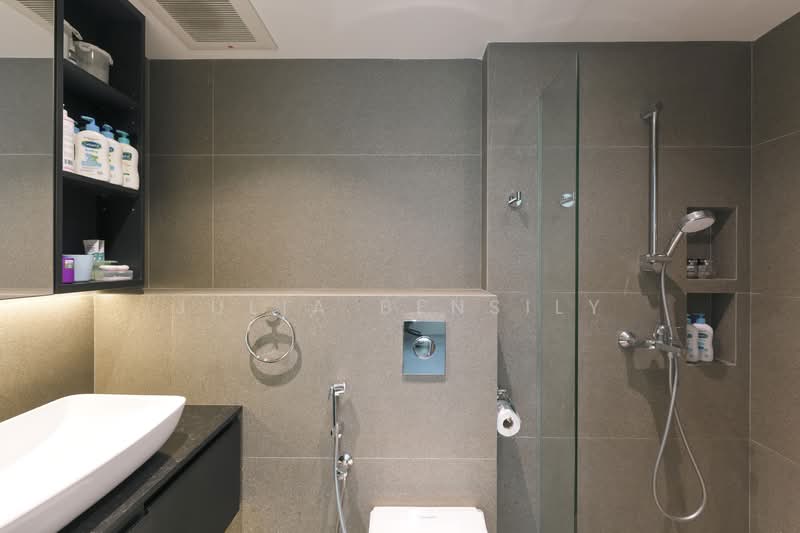 Ridgewood Condominium Condominium For Sale at S$ 3,200,000 | PropertyGuru Singapore - Bedroom with Ensuite Bathroom