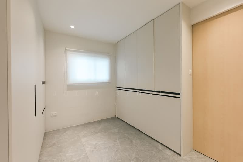 Ridgewood Condominium Condominium For Sale at S$ 3,200,000 | PropertyGuru Singapore - Helper/Guest Room with Ensuite Shower 