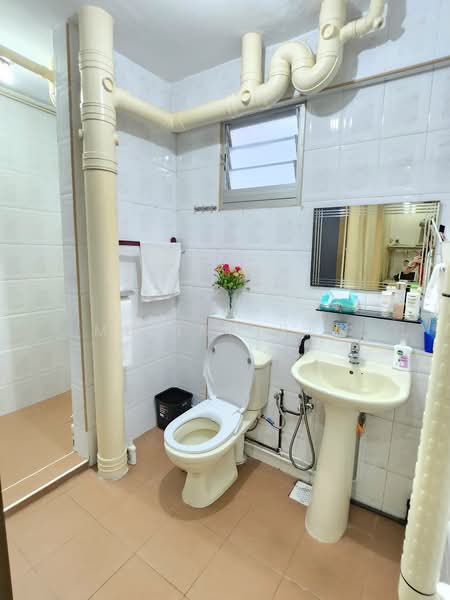 167 Woodlands Street 11 HDB Flat For Sale at S$ 1,000,000 | PropertyGuru Singapore - Bathroom