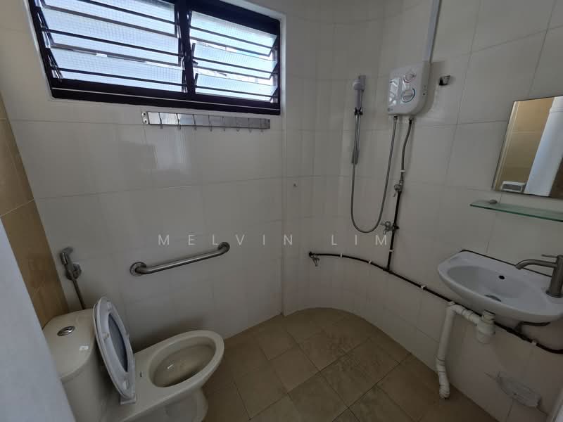 133 Lorong Ah Soo, 133 Lorong Ah Soo, 3 Bedrooms, 1,141 sqft, HDB Flat For Rent, by Melvin Lim, 500078794 - Bathroom - PropertyGuru.com.sg