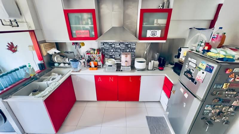 68 Telok Blangah Heights HDB Flat For Sale at S$ 650,000 | PropertyGuru Singapore - Kitchen