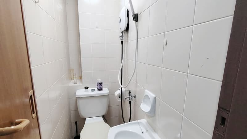 12-12 Common Bathroom