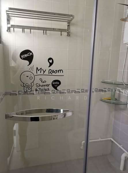696 Hougang Street 61 HDB Flat For Sale at S$ 478,000 | PropertyGuru Singapore - Bathroom
