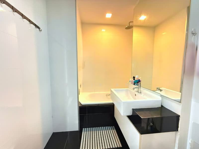 Moda Condominium For Sale at S$ 1,550,000 | PropertyGuru Singapore - Bathroom