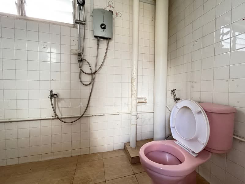 412 Jurong West Street 42 HDB Flat For Sale at S$ 470,000 | PropertyGuru Singapore - Bathroom