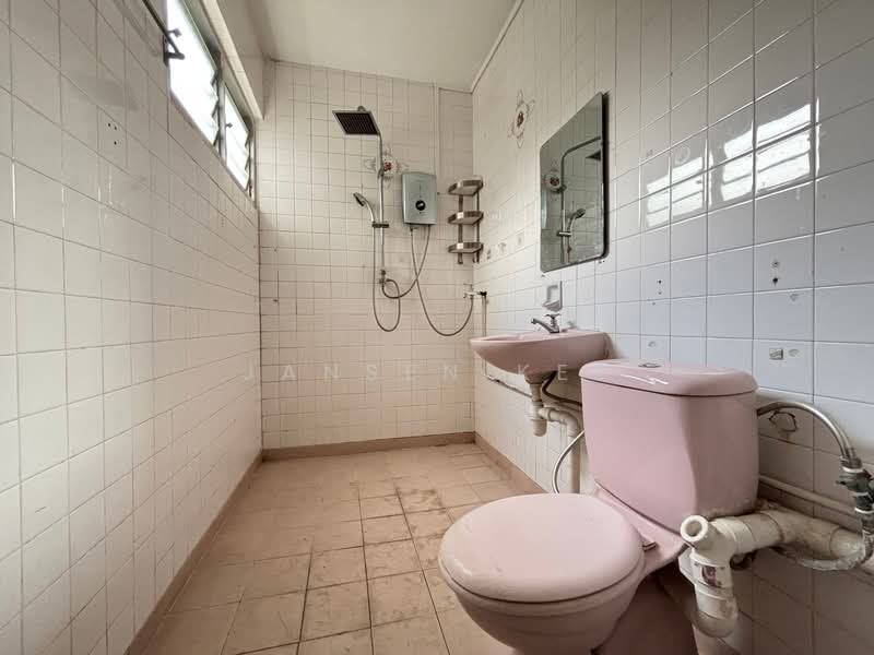 412 Jurong West Street 42 HDB Flat For Sale at S$ 470,000 | PropertyGuru Singapore - Bathroom