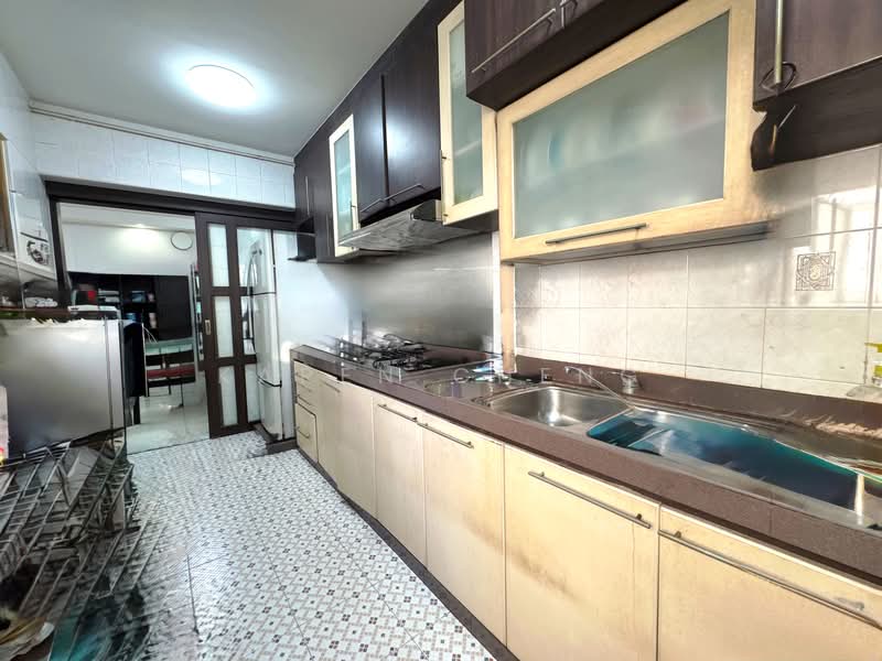 687D Choa Chu Kang Drive HDB Flat For Sale at S$ 660,000 | PropertyGuru Singapore - Kitchen