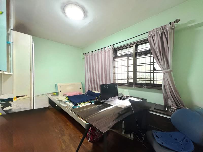 687D Choa Chu Kang Drive HDB Flat For Sale at S$ 660,000 | PropertyGuru Singapore - Bedroom