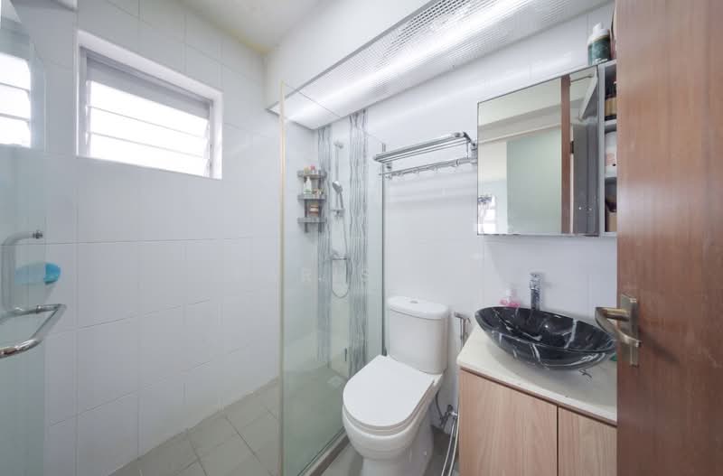 90A Telok Blangah Street 31 HDB Flat For Sale at S$ 950,000 | PropertyGuru Singapore - Common Bathroom