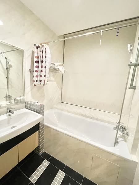 East Shine, 57 Lorong Melayu, 3 Bedrooms, 980 sqft, Apartment For Rent, by Annie Cheovys Tiew, 500078896 - Bathroom - PropertyGuru.com.sg