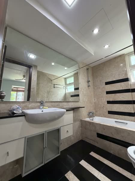 The Warren // Beautifully well kept unit, , 4 Bedrooms, 1,475 sqft, Condominium For Rent, by Garrick Ngui, 500078902 - Master bathroom - PropertyGuru.com.sg