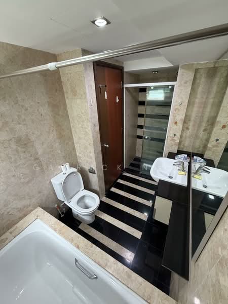The Warren // Beautifully well kept unit, , 4 Bedrooms, 1,475 sqft, Condominium For Rent, by Garrick Ngui, 500078902 - Master bathroom - PropertyGuru.com.sg