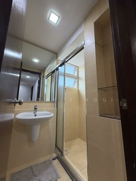 The Warren // Beautifully well kept unit, , 4 Bedrooms, 1,475 sqft, Condominium For Rent, by Garrick Ngui, 500078902 - Common bathroom - PropertyGuru.com.sg