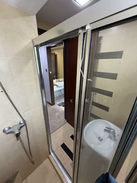 The Warren // Beautifully well kept unit, , 4 Bedrooms, 1,475 sqft, Condominium For Rent, by Garrick Ngui, 500078902 - Common bathroom - PropertyGuru.com.sg