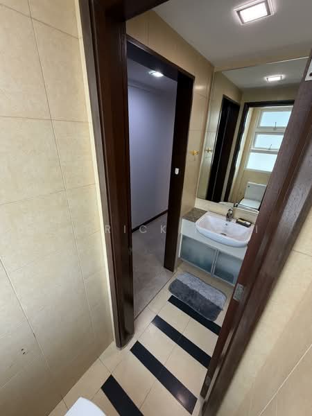 The Warren // Beautifully well kept unit, , 4 Bedrooms, 1,475 sqft, Condominium For Rent, by Garrick Ngui, 500078902 - Common bathroom - PropertyGuru.com.sg