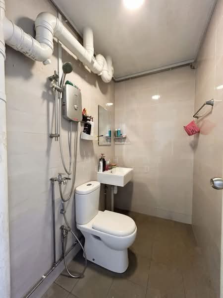 285D Toh Guan Road HDB Flat For Sale at S$ 1,000,000 | PropertyGuru Singapore - Bathroom