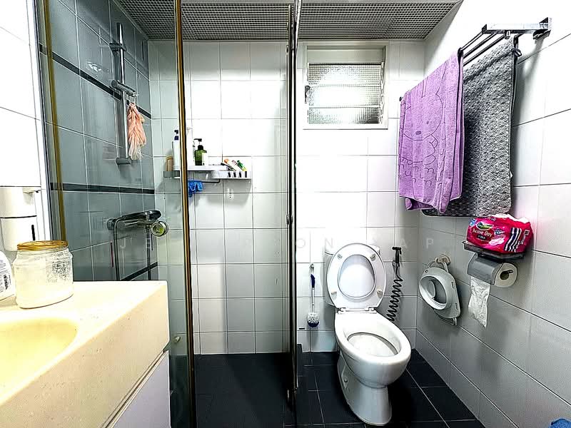 268B Punggol Field HDB Flat For Sale at S$ 689,999 | PropertyGuru Singapore - Bathroom