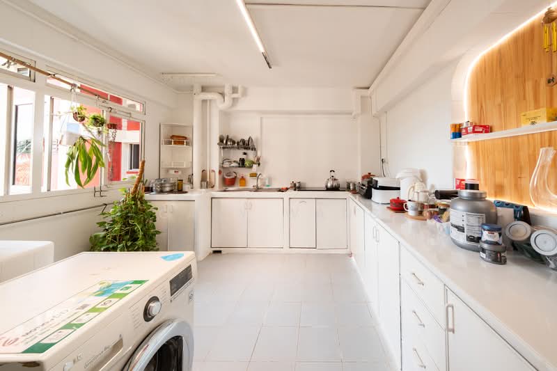 216 Bishan Street 23 HDB Flat For Sale at S$ 950,000 | PropertyGuru Singapore - Kitchen