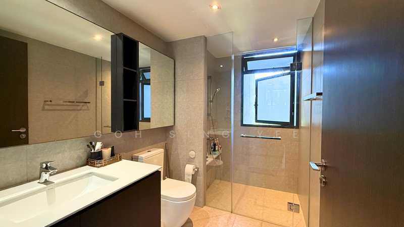 iNz Residence Condominium For Sale at S$ 1,800,000 | PropertyGuru Singapore - Bathroom