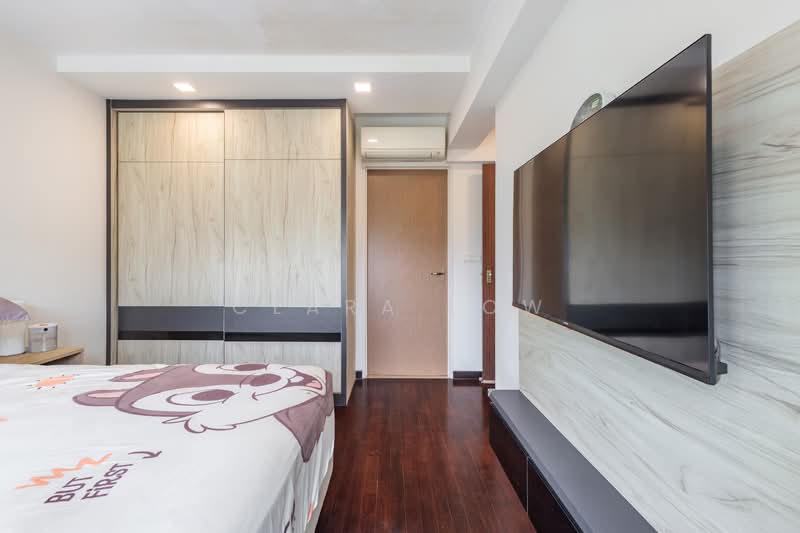 684D Edgedale Plains HDB Flat For Sale at S$ 720,000 | PropertyGuru Singapore - Bedroom