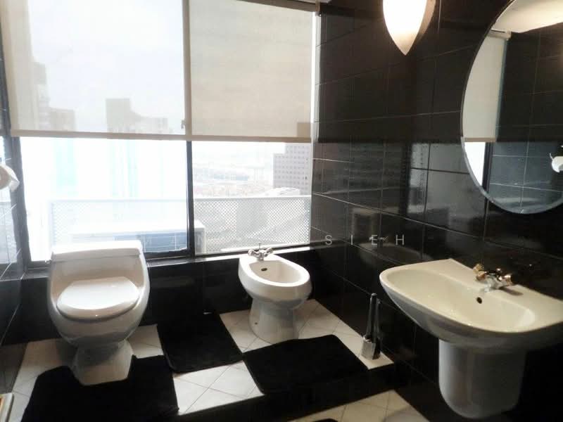 International Plaza Apartment For Sale at S$ 1,830,000 | PropertyGuru Singapore - Bathroom