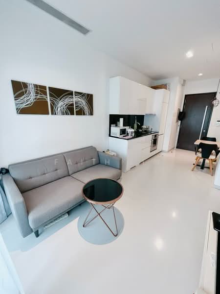 Robin Suites Apartment For Sale at S$ 1,100,000 | PropertyGuru Singapore - Living Room