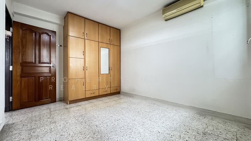 13 Lorong 7 Toa Payoh HDB Flat For Sale at S$ 320,000 | PropertyGuru Singapore - Interior