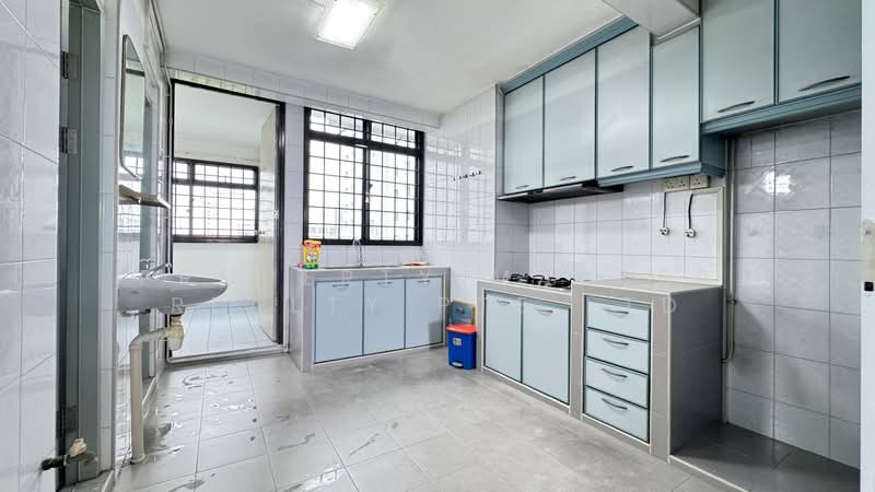 13 Lorong 7 Toa Payoh HDB Flat For Sale at S$ 320,000 | PropertyGuru Singapore - Kitchen