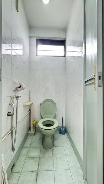 13 Lorong 7 Toa Payoh HDB Flat For Sale at S$ 320,000 | PropertyGuru Singapore - Bathroom