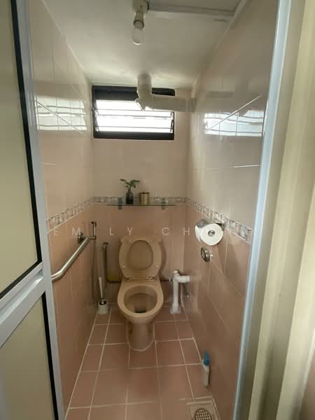 8 Bedok South Avenue 2 HDB Flat For Sale at S$ 538,888 | PropertyGuru Singapore - Bathroom