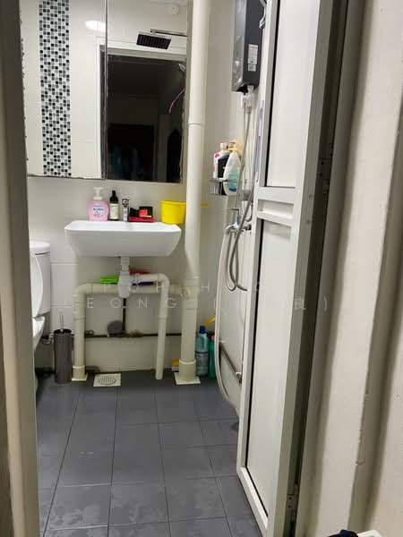 468 Ang Mo Kio Avenue 10, 468 Ang Mo Kio Avenue 10, Room Rental, 120 sqft, HDB Flat For Rent, by Poh Hock Leong (傅福良), 500079112 - Bathroom - PropertyGuru.com.sg