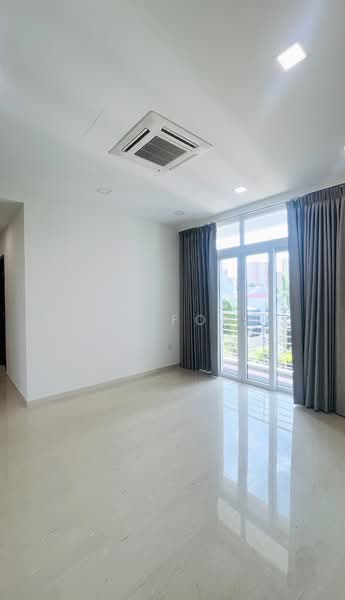 Coastarina, 510 East Coast Road, 3 Bedrooms, 1,012 sqft, Condominium For Rent, by Amy Fong, 500079113 - Spacious Living / Dining Space - PropertyGuru.com.sg