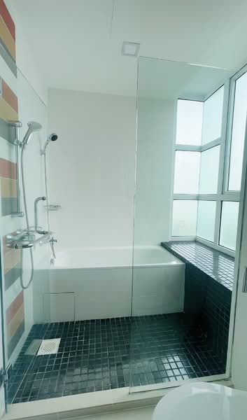 Coastarina, 510 East Coast Road, 3 Bedrooms, 1,012 sqft, Condominium For Rent, by Amy Fong, 500079113 - Master Bath with Bath Tub - PropertyGuru.com.sg