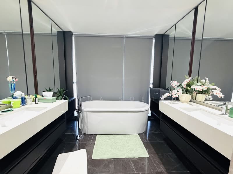 Amber Park Condominium For Sale at S$ 14,000,000 | PropertyGuru Singapore - Master Bathroom