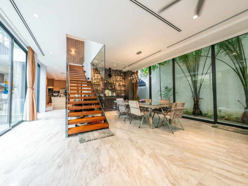 GOOD VALUE! NEW LIST! RENOVATED 2.5 STY WITH BASEMENT DETACHED @ 1KM NANYANG PRI /RAFFLES GIRLS! Detached House For Sale at S$ 14,950,000 | PropertyGuru Singapore - Dining Room