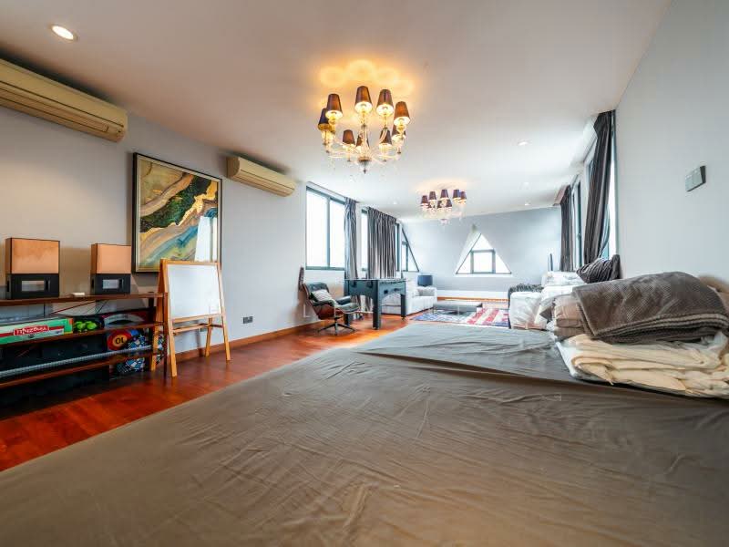 GOOD VALUE! NEW LIST! RENOVATED 2.5 STY WITH BASEMENT DETACHED @ 1KM NANYANG PRI /RAFFLES GIRLS! Detached House For Sale at S$ 14,950,000 | PropertyGuru Singapore - Bedroom