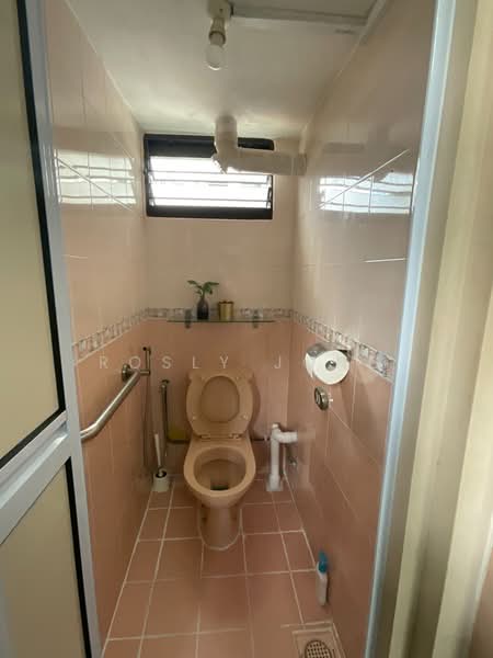 8 Bedok South Avenue 2 HDB Flat For Sale at S$ 538,888 | PropertyGuru Singapore - Bathroom