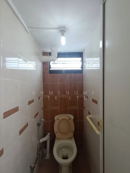 213 Lorong 8 Toa Payoh HDB Flat For Sale at S$ 500,000 | PropertyGuru Singapore - Bathroom