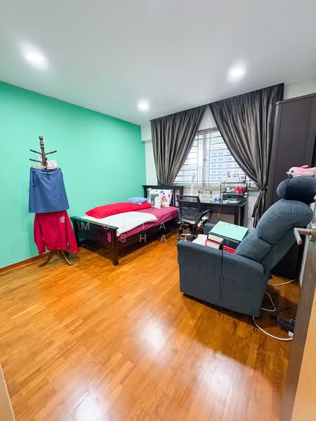 894 Tampines Street 81 HDB Flat For Sale at S$ 1,100,000 | PropertyGuru Singapore - Bedroom 1