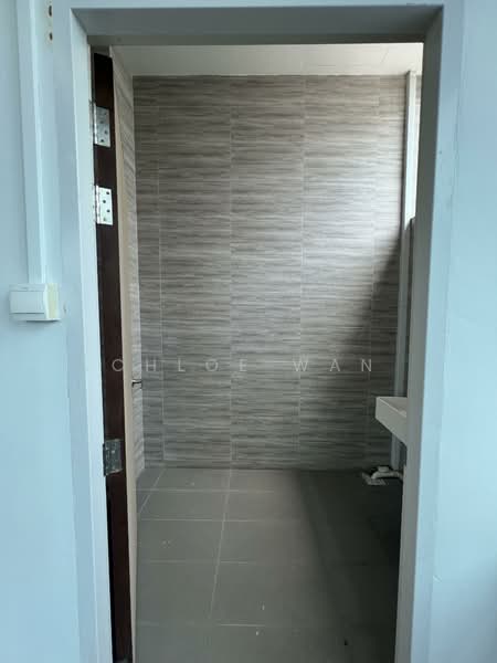 Interlocal Centre, 100G Pasir Panjang Road, 5,166 sqft, Light Industrial (B1) For Rent, by Chloe Wan, 500079169 - Bathroom - CommercialGuru.com.sg