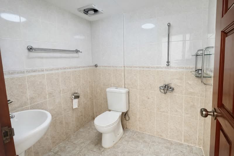 Cambridge Road Terraced House For Sale at S$ 6,200,000 | PropertyGuru Singapore - Bathroom