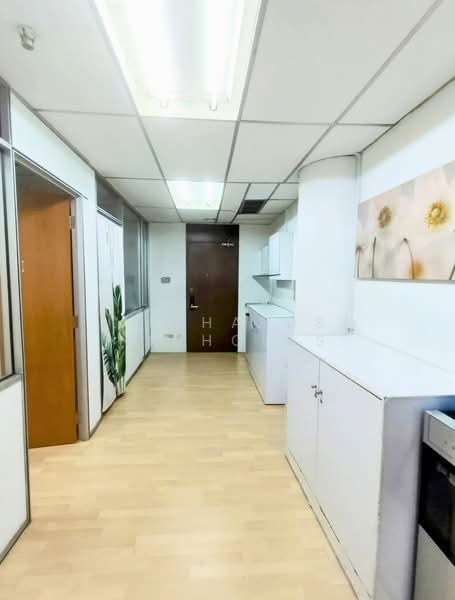 Sim Lim Tower, 10 Jalan Besar, 732 sqft, Office For Sale, by Alphaeus Nicholas, 500079222 - Corridor - CommercialGuru.com.sg