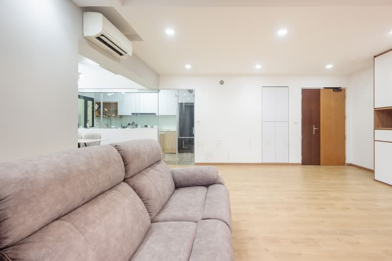 467B Bukit Batok West Avenue 9 HDB Flat For Sale at S$ 838,000 | PropertyGuru Singapore - Living Room