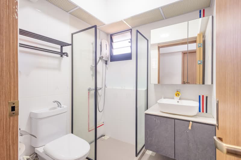 467B Bukit Batok West Avenue 9 HDB Flat For Sale at S$ 838,000 | PropertyGuru Singapore - Common Bathroom