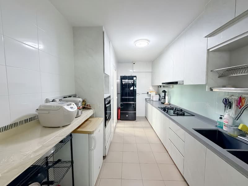 635B Senja Road HDB Flat For Sale at S$ 799,999 | PropertyGuru Singapore - Kitchen with Bar Counter Top Table