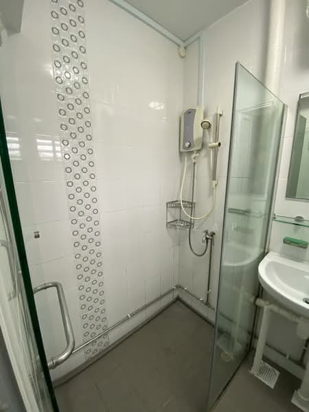 270 Tampines Street 21, 270 Tampines Street 21, 3 Bedrooms, 1,249 sqft, HDB Flat For Rent, by Kenny Yeap, 500079267 - Bathroom - PropertyGuru.com.sg