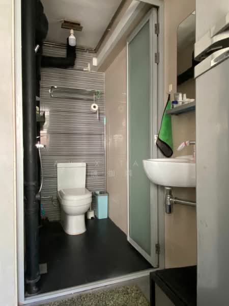 4 Jalan Bukit Ho Swee, 4 Jalan Bukit Ho Swee, Room Rental, 120 sqft, HDB Flat For Rent, by Alex Tang 陳拁燐, 500079331 - Bathroom - PropertyGuru.com.sg