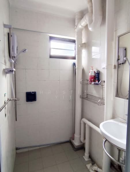 47 Bendemeer Road HDB Flat For Sale at S$ 468,000 | PropertyGuru Singapore - Bathroom